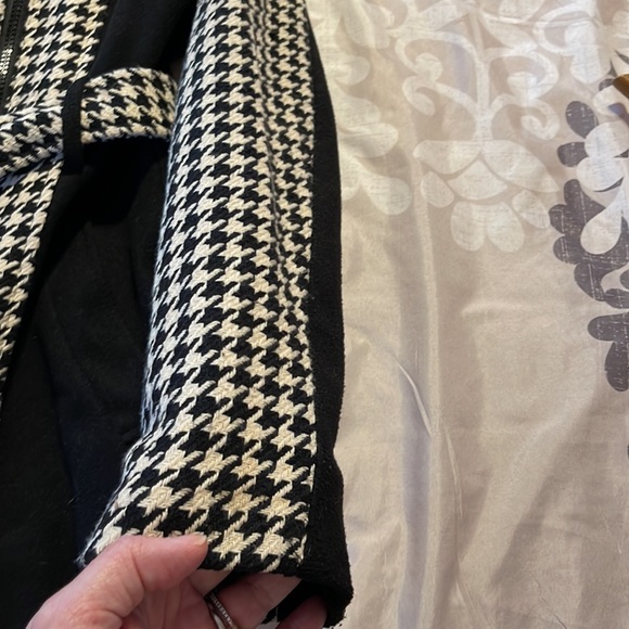 Beautiful woman’s houndstooth black and white coat. Size L. - Picture 9 of 12